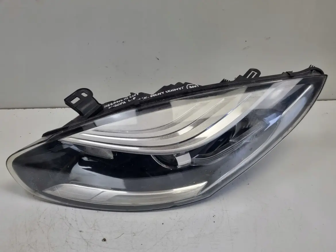 Renault Megane III LIFT PRZEDNIA LAMPA LEWA lewy przód EUROPA 260605817R