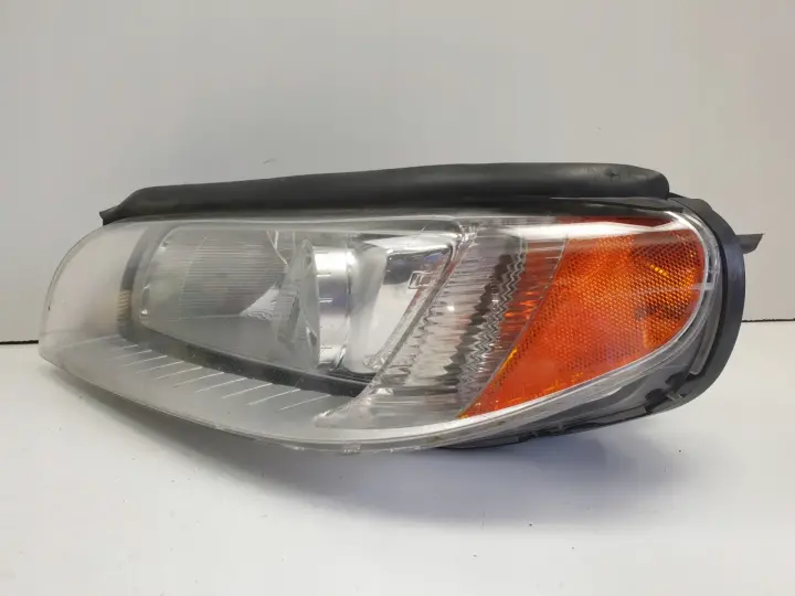 Volvo V70 III PRZEDNIA LAMPA LEWA XENON SKRĘTNY