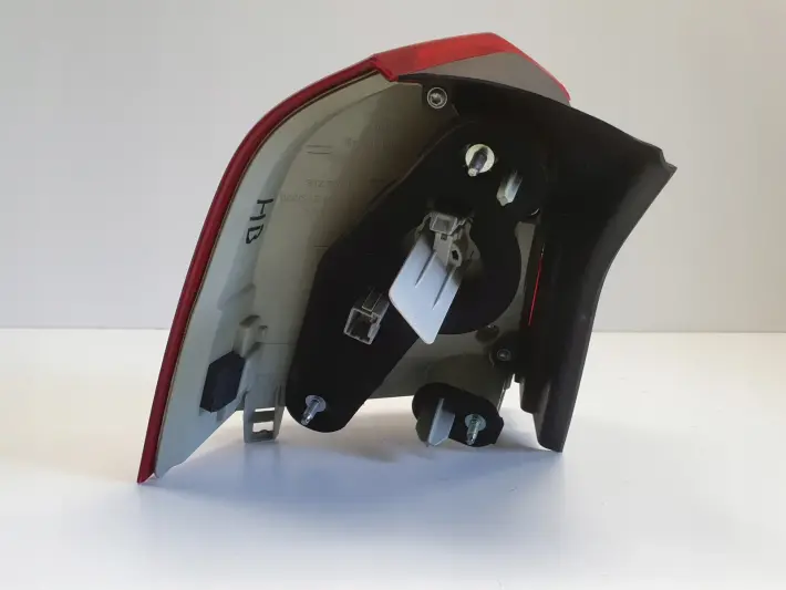 Volvo V70 III XC70 TYLNIA TYLNA LAMPA PRAWA prawy tył LED 31276840