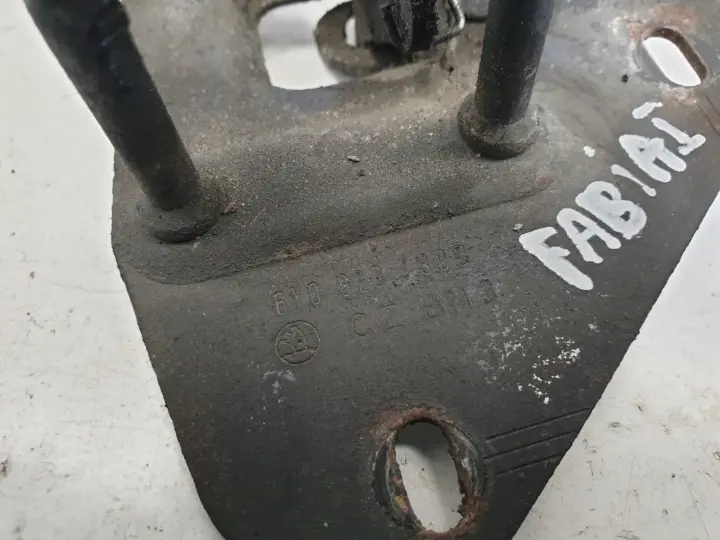 Skoda Fabia I RYGIEL PRZEDNIEJ MASKI Przód