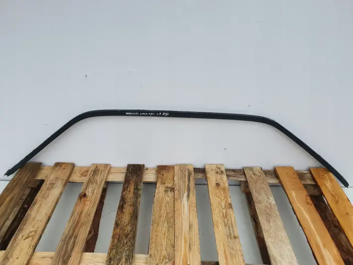 Mercedes W126 C126 SEC LISTWA SZYBY LEWA PRZEDNIA