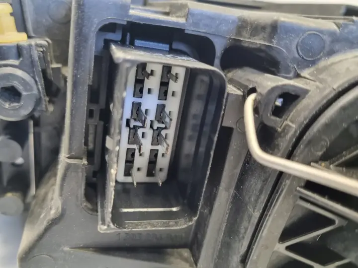Volvo S40 II V50 LIFT PRZEDNIA LAMPA PRAWA PRAWY PRZÓD europa 31265695