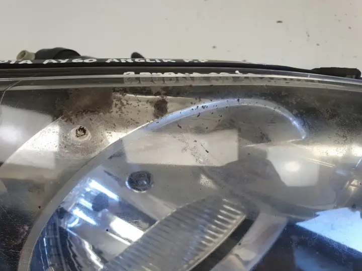Toyota Aygo I 05-14 PRZEDNIA LAMPA PRAWA prawy przód anglik 89530381