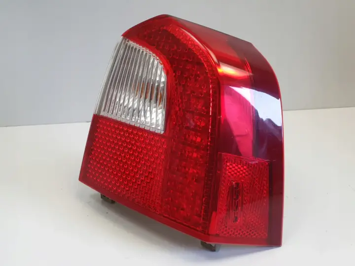 Volvo V70 III XC70 TYLNIA TYLNA LAMPA PRAWA prawy tył LED 31276840