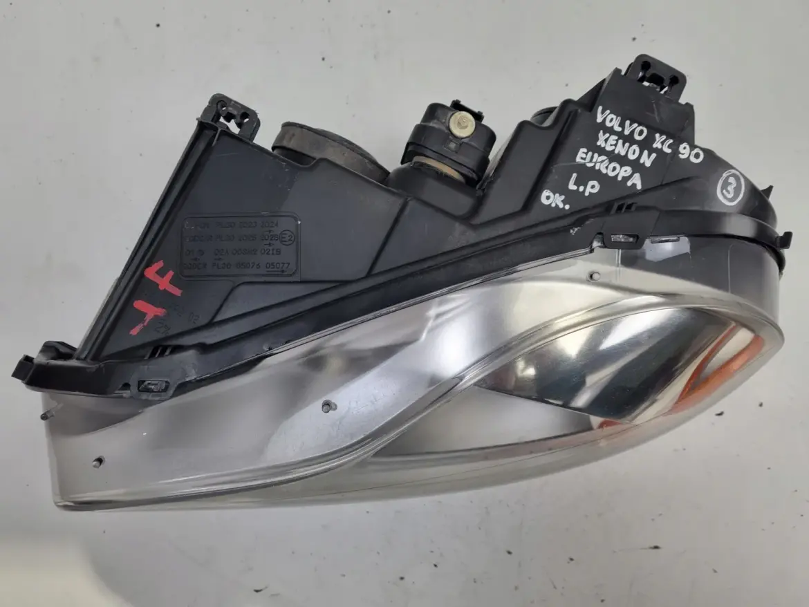 Volvo XC90 02-06r PRZEDNIA LAMPA LEWA lewy przód XENON EUROPA 30698813