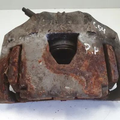 Volvo XC90 I PRZEDNI ZACISK HAMULCOWY Prawy przód Pasażera P.P 30657307 960