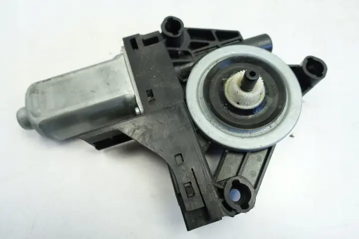 Volvo V40 II SILNICZEK PRZEDNIEJ SZYBY prawy przód