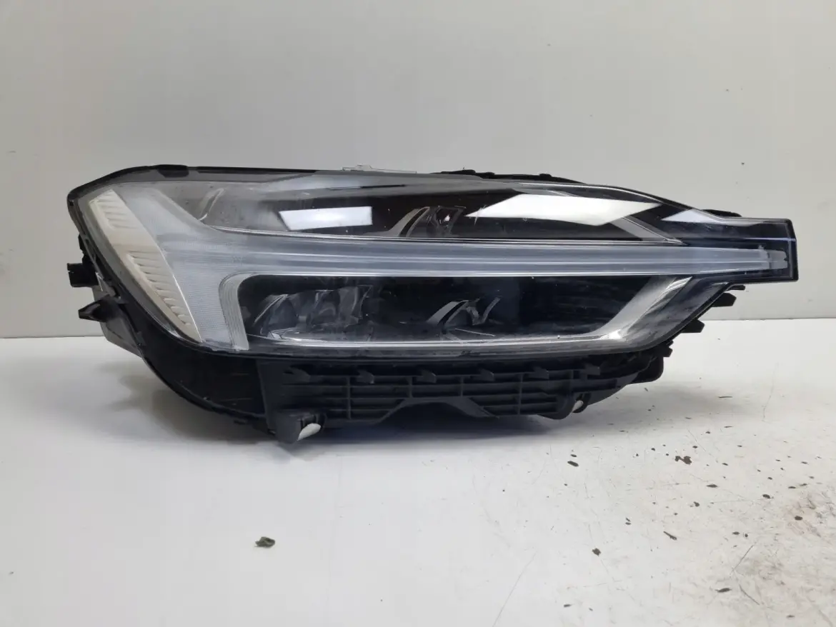 Volvo XC60 II LIFT 21- PRZEDNIA LAMPA PRAWA prawy przód MID LED 31656617