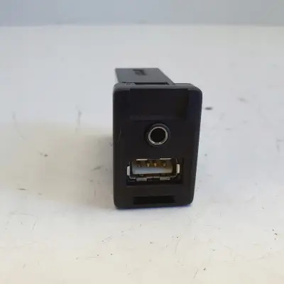 Toyota Avensis III T27 GNIAZDO USB AUX 86190-0D030