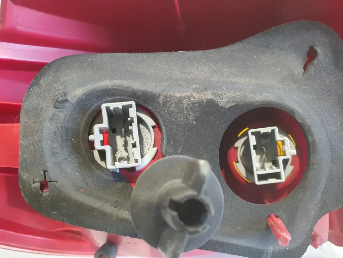 Mazda 2 II Demio II TYLNA LAMPA PRAWA prawy tył pasażera 3M71-13404-AK
