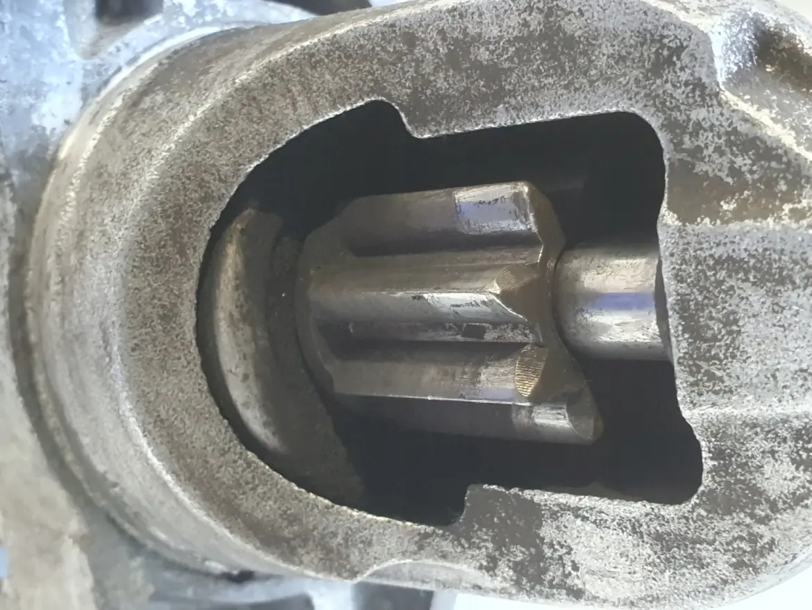 Subaru Legacy IV 2.0 B ROZRUSZNIK 23300AA450 M000T30471