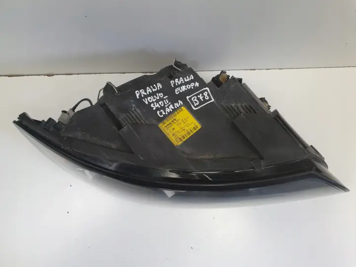 Volvo V50 S40 II PRZEDNIA LAMPA PRAWA prawy przód EUROPA ŁADNA 30698874