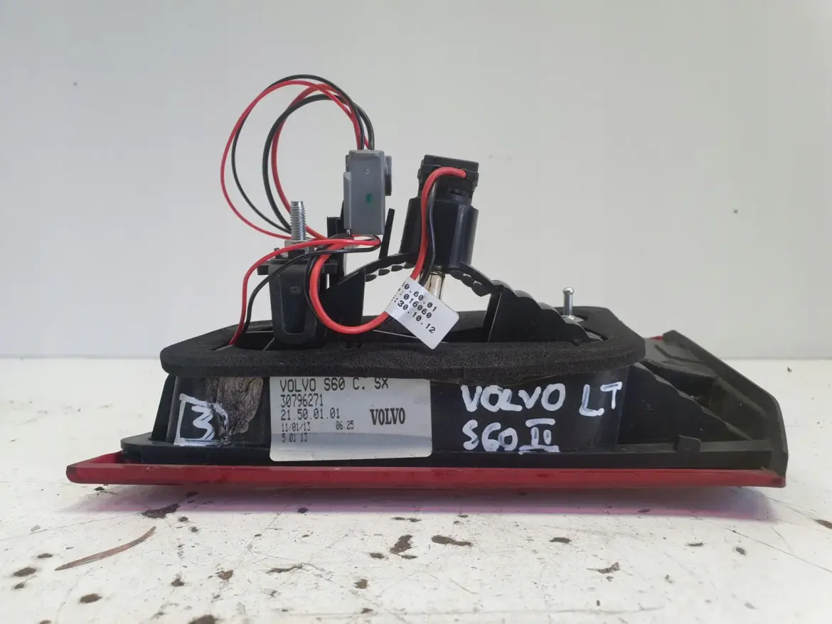 Volvo S60 II TYLNA LAMPA LEWA lewy tył kierowcy w klapę 30796271