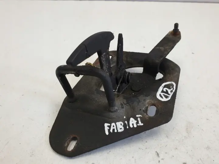 Skoda Fabia I RYGIEL PRZEDNIEJ MASKI Przód