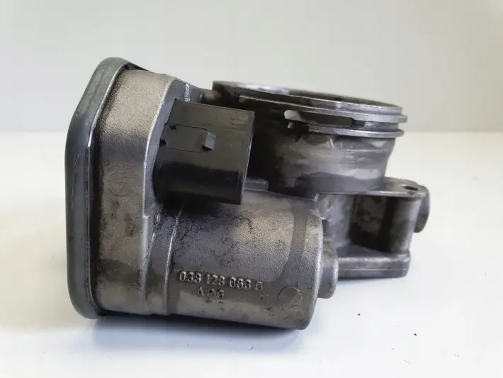 VW Golf V 1.9 TDI PRZEPUSTNICA 038128063G