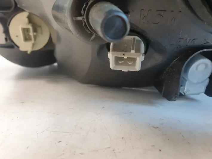 Toyota Aygo PRZEDNIA LAMPA PRAWA prawy przód EUROP