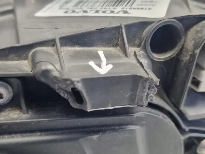 Volvo V60 S60 II LIFT PRZEDNIA LAMPA PRAWA prawy przód XENON 31698819