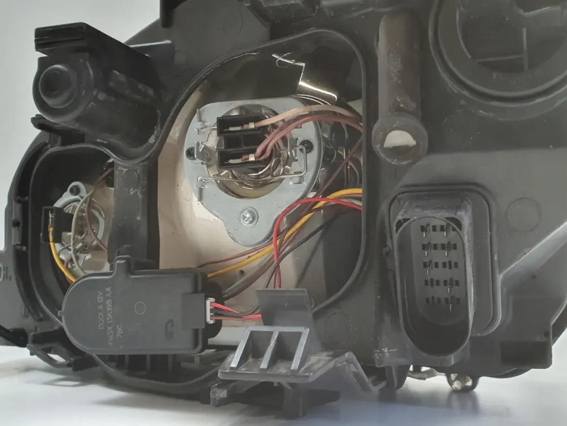 Ford Focus II MK2 04-11r PRZEDNIA LAMPA PRAWA PRAWY PRZÓD 4M51-13W029-KE