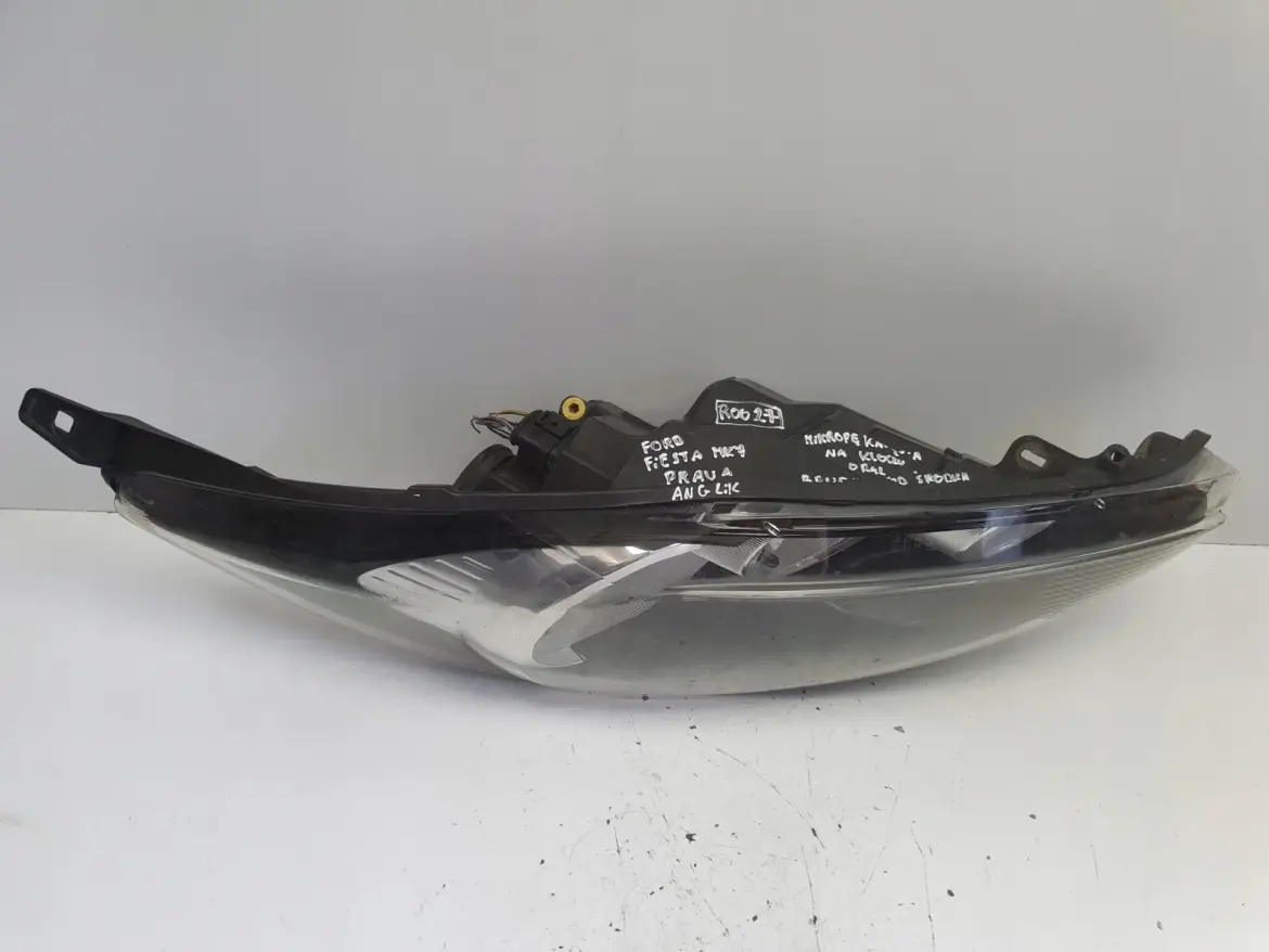 Ford Fiesta MK6 MK7 08-12r PRZEDNIA LAMPA PRAWA prawy przód Anglik ciemna