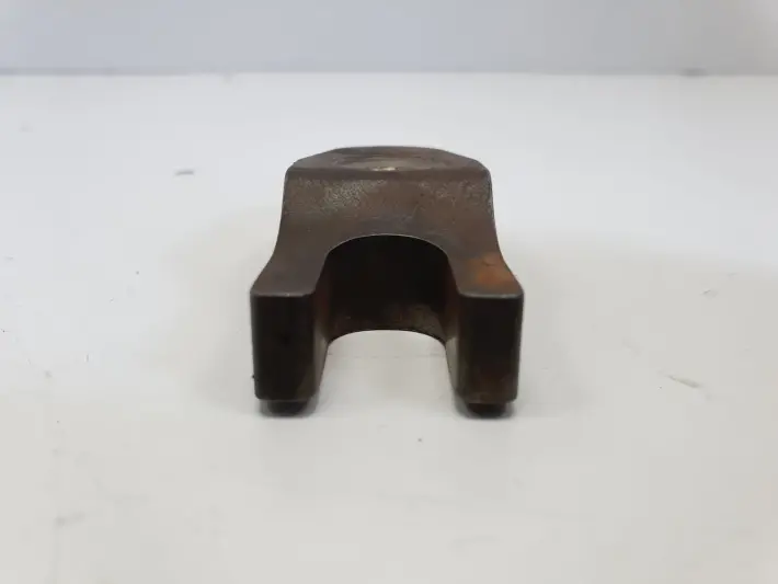 Volvo V70 III XC70 II lift 2.0D D4 ŁAPKA WTRYSKIWACZA wtrysku mocowanie