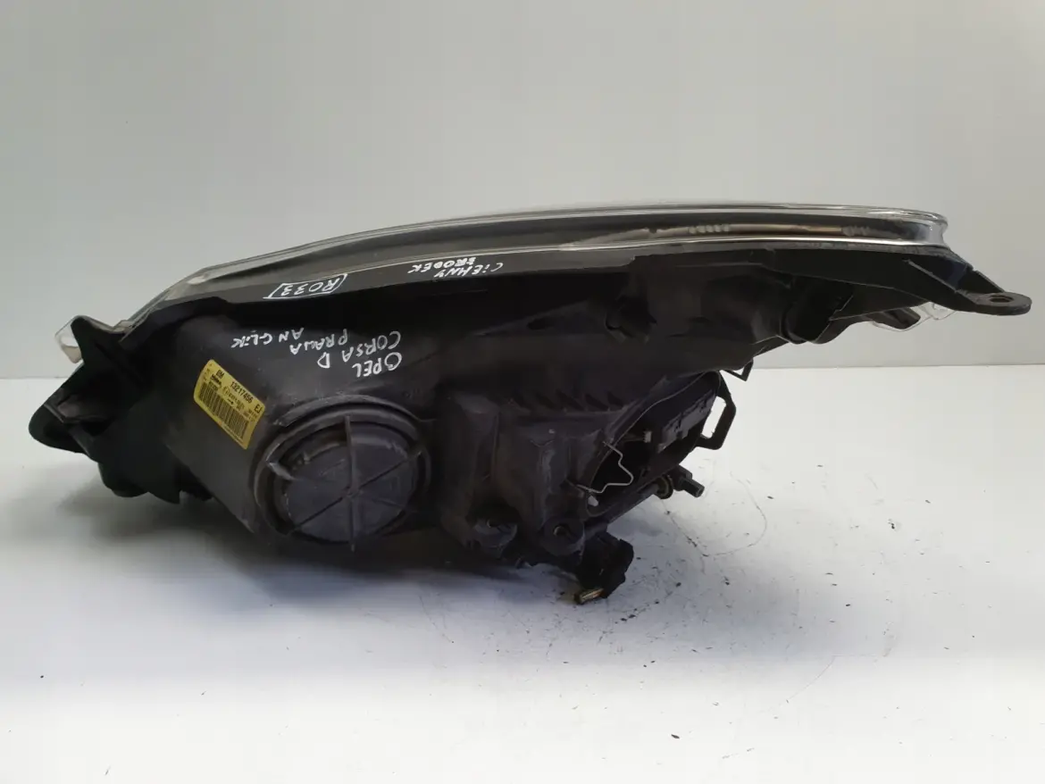 Opel Corsa D PRZEDNIA LAMPA PRAWA prawy przód anglik Ciemny klosz 13217456