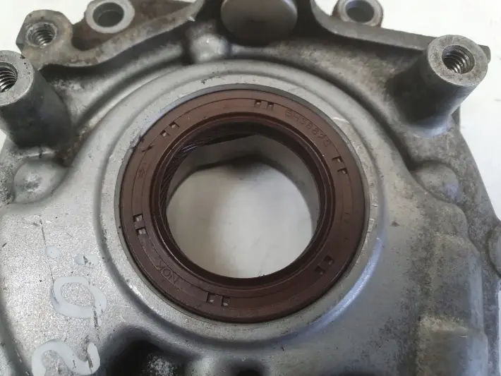 Subaru Legacy IV 2.0 B POMPOA OLEJU olejowa