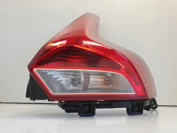 Volvo V40 II 12-16r TYLNA LAMPA PRAWA prawy tył