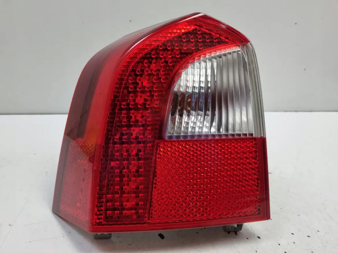 Volvo V70 III XC70 TYLNIA TYLNA LAMPA LEWA lewy tył LED 31395072