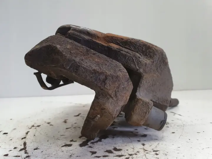 Volvo S60 II XC60 I PRZEDNI ZACISK HAMULCOWY Prawy przód PASAŻERA 928