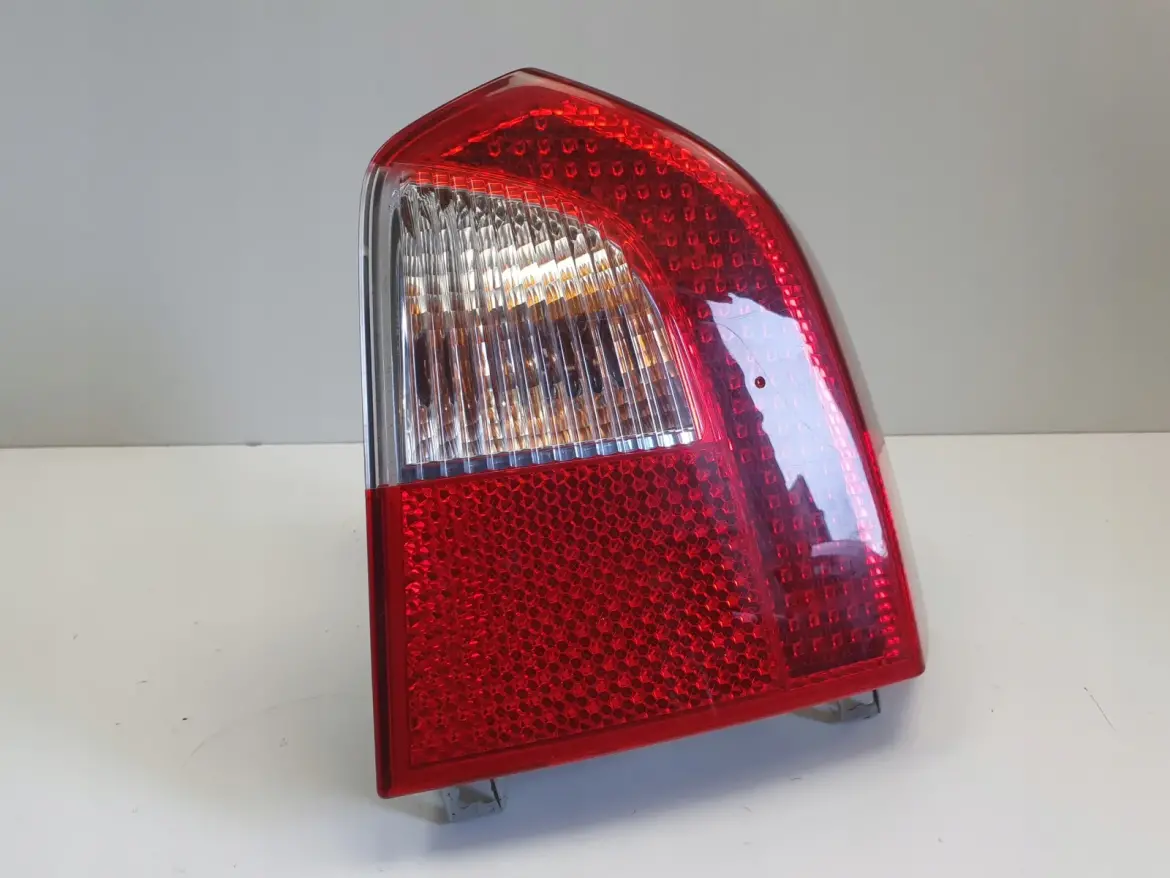 Volvo V70 III XC70 TYLNIA TYLNA LAMPA PRAWA prawy tył LED 31276840