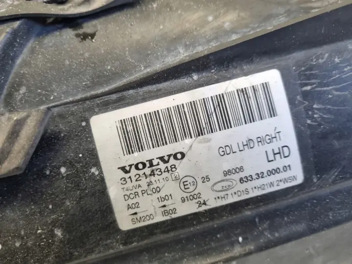 Volvo V70 III XC70 S80 II XENON PRZEDNIA LAMPA PRAWA prawy przód 31214348