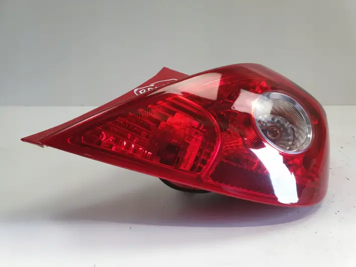 Opel Corsa D 3 drzwi TYLNA LAMPA PRAWA prawy tył pasażera 13211841