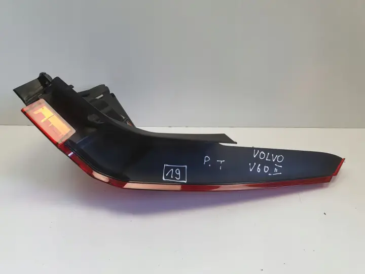 Volvo V60 II 18-24r TYLNIA TYLNA LAMPA PRAWA prawy tył 32291359