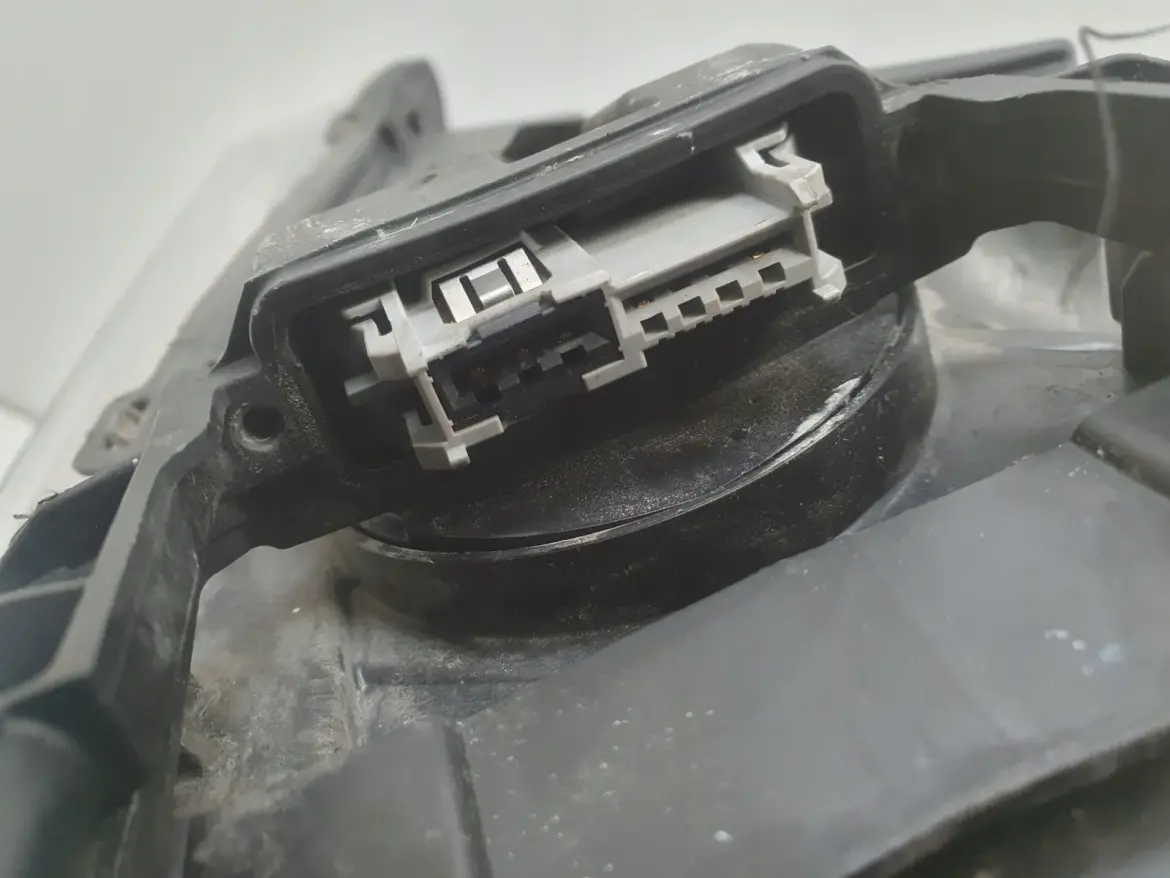 Volvo S60 II V60 10- PRZEDNIA LAMPA PRAWA PRAWY PRZÓD xenon europa 31383063
