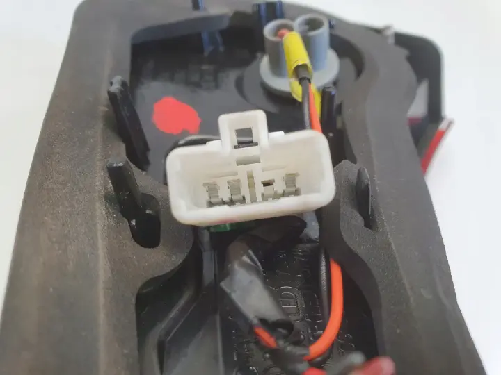 Kia Optima III 10-15r TYLNIA TYLNA LAMPA LEWA lewy tył 92403-2T