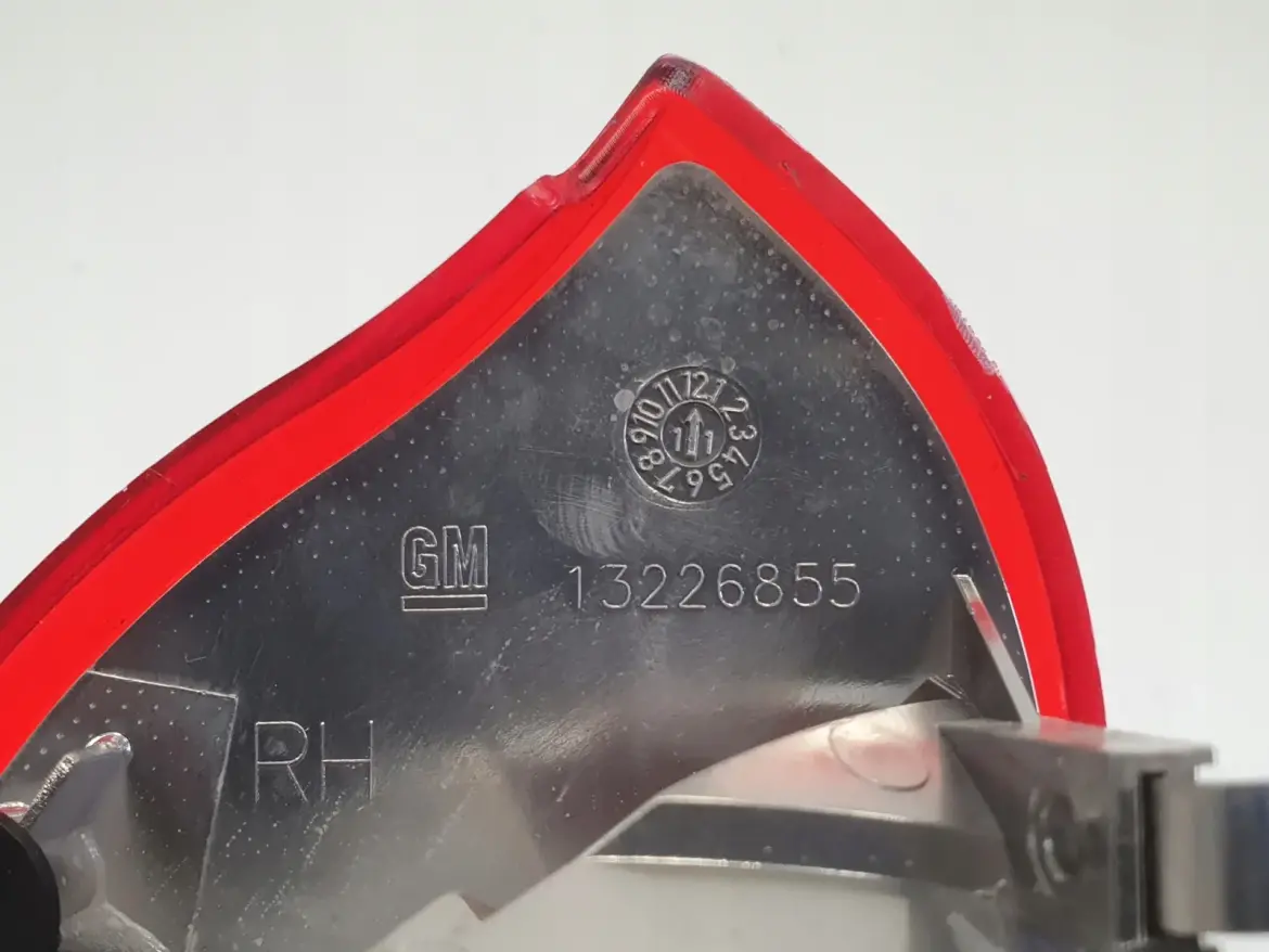 Opel Insignia A kombi TYLNIA TYLNA LAMPA PRAWA prawy tył w klape 13226855