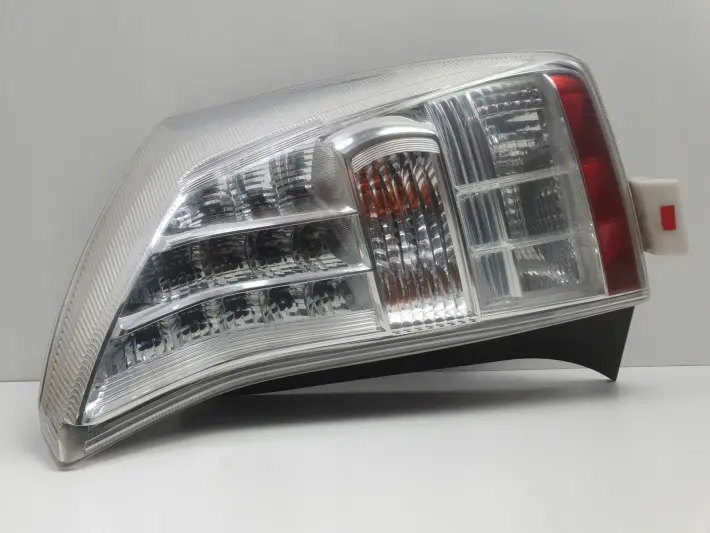 Toyota Prius III 09-11r TYLNA LAMPA PRAWA prawy tył pasażera ŁADNA