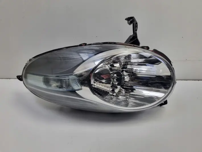 Nissan Micra K12 03-10r PRZEDNIA LAMPA PRAWA PRAWY PRZÓD 26060BG00B