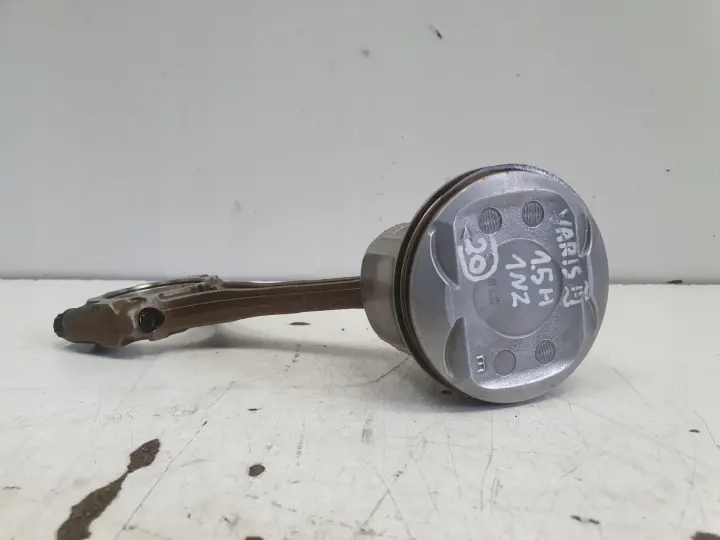 Toyota Yaris III 1.5 H HYBRID TŁOK KORBOWÓD 1NZ