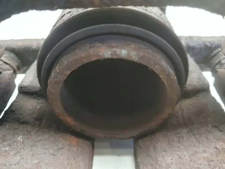 Renault Clio IV LEWY PRZEDNI ZACISK HAMULCOWY przód kierowcy L.P