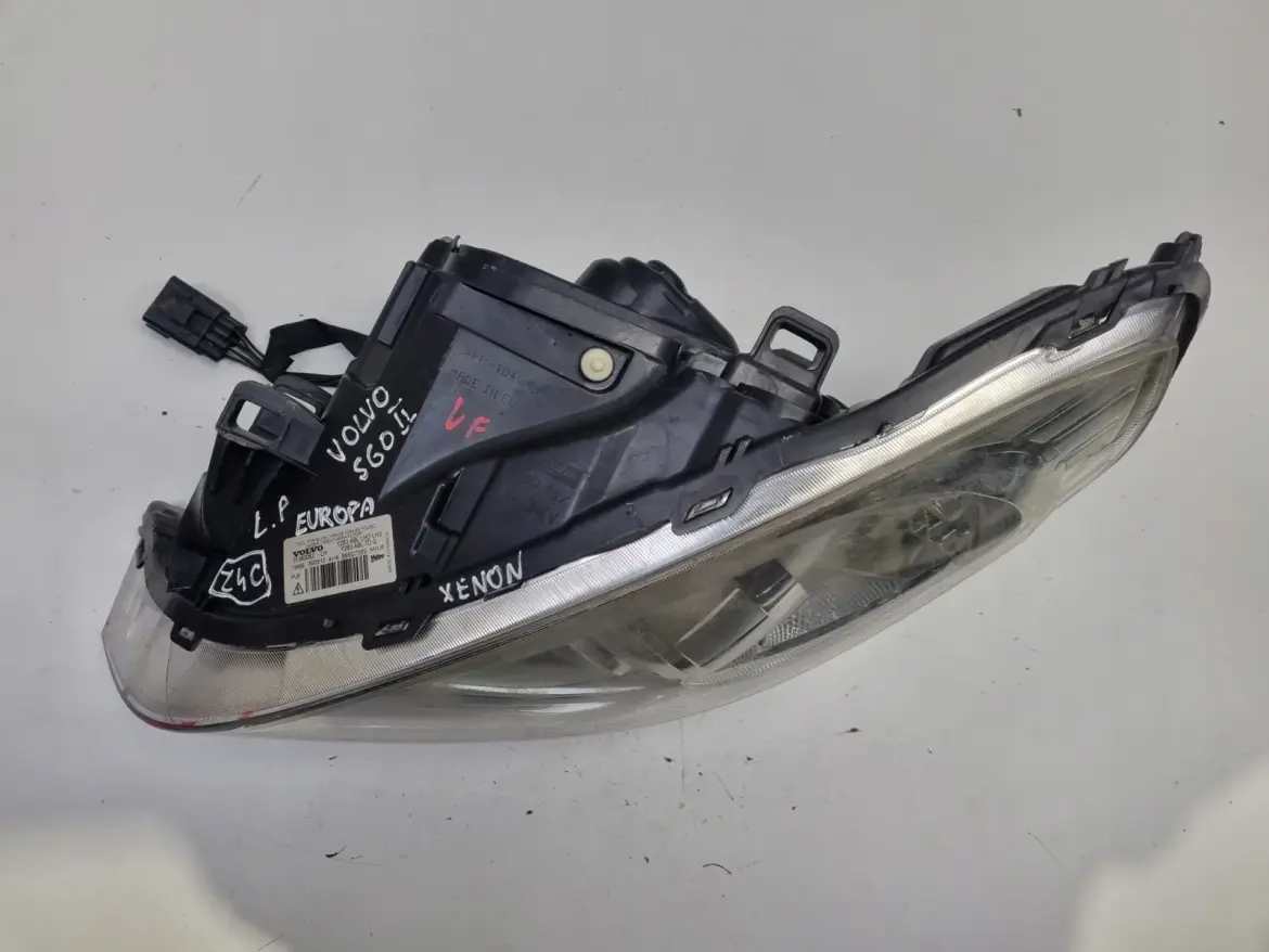 Volvo V60 S60 II 10-13r PRZEDNIA LAMPA LEWA lewy przód XENON 31383062