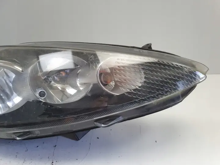Ford Fiesta MK6 MK7 08-12r PRZEDNIA LAMPA PRAWA prawy przód Anglik ciemna