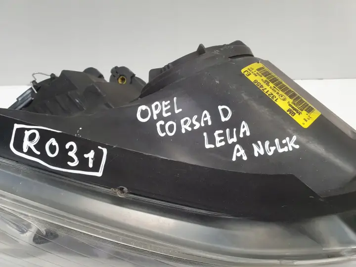 Opel Corsa D PRZEDNIA LAMPA PRAWA prawy przód anglik Ciemny klosz 13217456