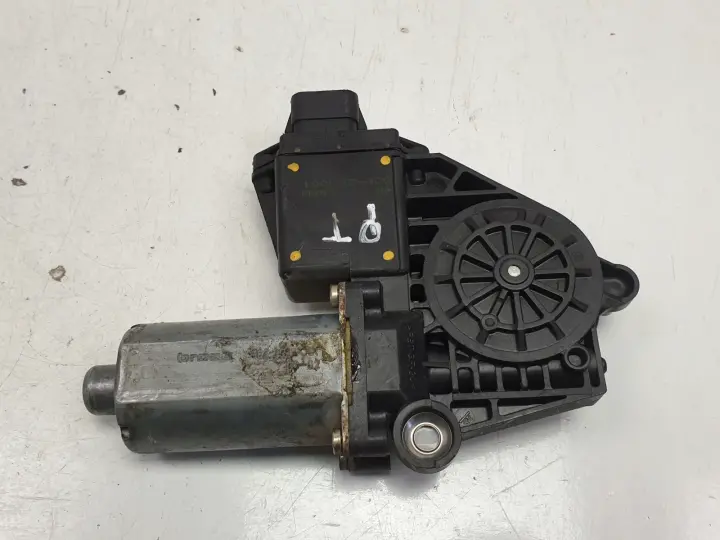 Mitsubishi Space Star SILNICZEK SZYBY Prawy tył