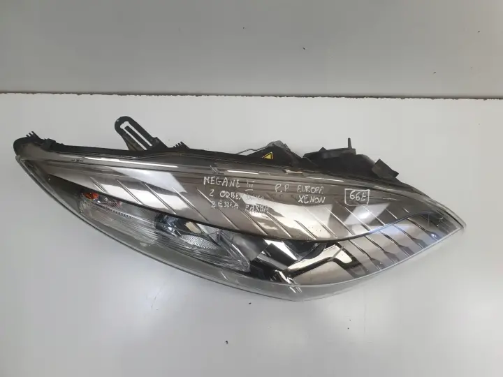 Renault Megane III 08-16r PRZEDNIA LAMPA PRAWA PRAWY PRZÓD xenon 260100021R