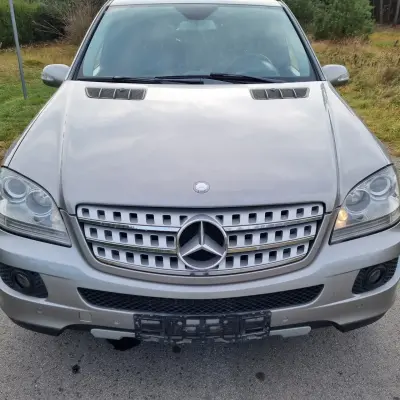 Mercedes ML W164 05-08 PRZEDNIA MASKA POKRYWA C723