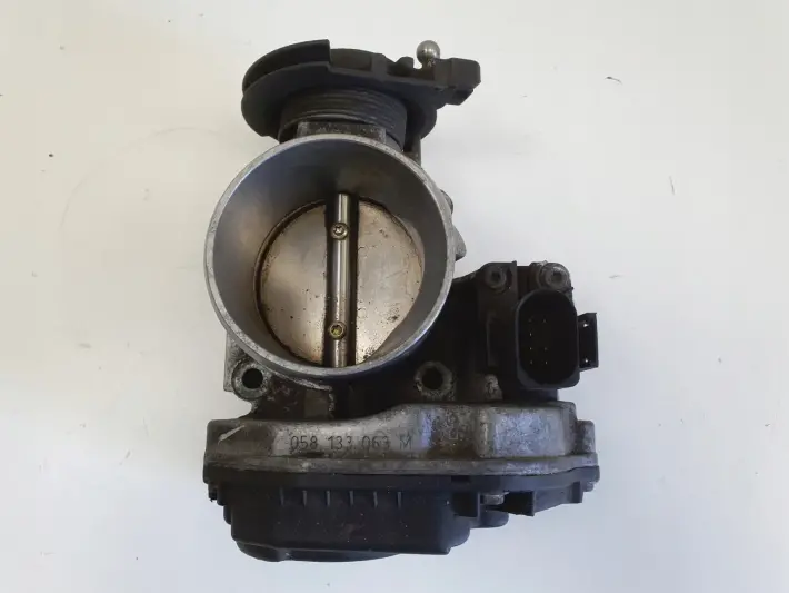 Audi A4 B5 1.8 T turbo PRZEPUSTNICA 058133063M