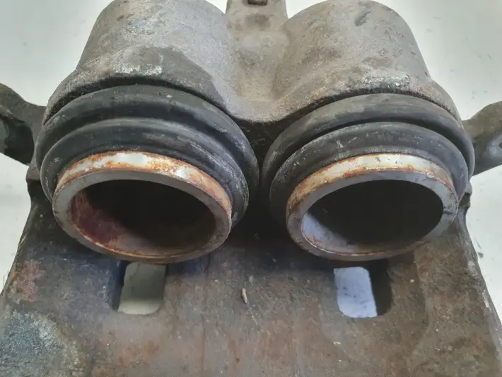 Nissan X-Trail T30 PRZEDNI ZACISK HAMULCOWY lewy przód KIEROWCY