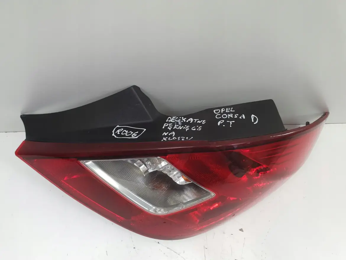 Opel Corsa D 5 drzwi TYLNA LAMPA PRAWA prawy tył pasażera