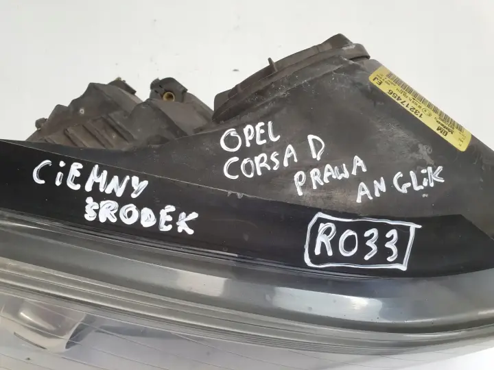 Opel Corsa D PRZEDNIA LAMPA PRAWA prawy przód anglik Ciemny klosz 13217456